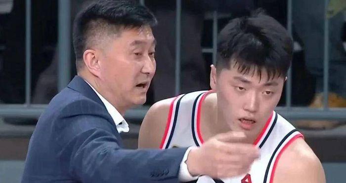 开云-如此主力前锋？21分钟仅4分1板+罚球7中2，球迷：你是职业球员？